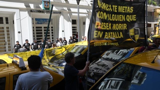 Protesta. Los taxistas expresaron su malestar frente a la AFA.