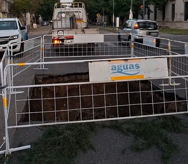 Cedió el asfalto y se abrió un pozo de tres metros en barrio Tablada Cedió el asfalto y se abrió un pozo de tres metros en barrio Tablada