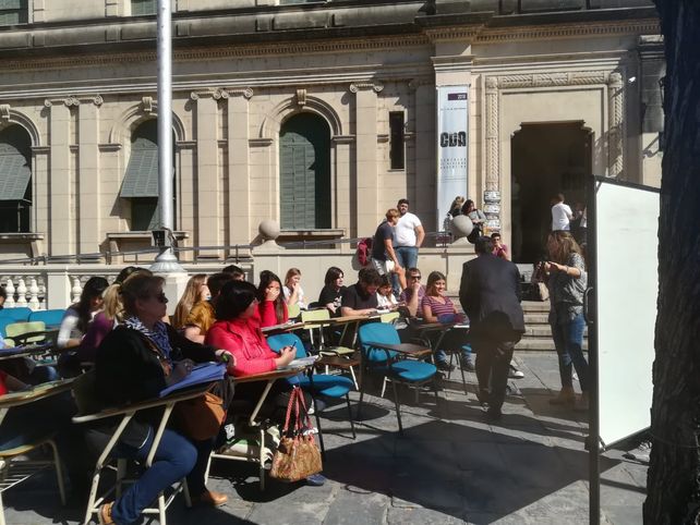 Cortes de calles y reclamos: dan clases públicas en las facultades céntricas