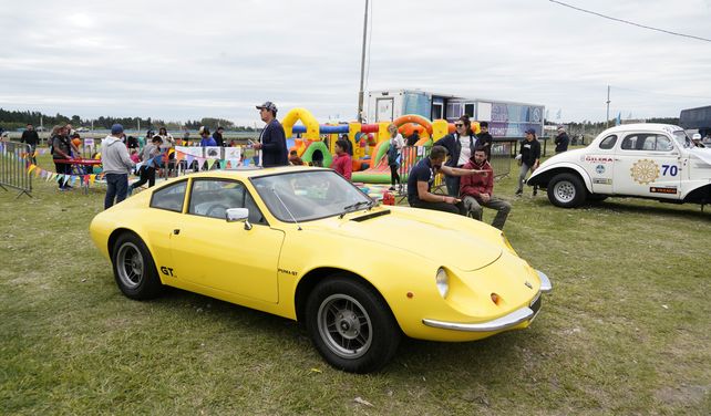 La organización estuvo en todos los detalles. Instaló un pelotero para los chicos y generó un desfile de autos antiguos.