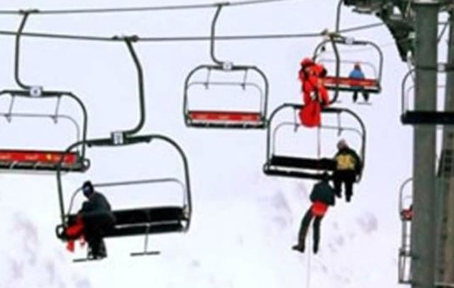 Unos cien turistas fueron rescatados con escaleras y sogas.