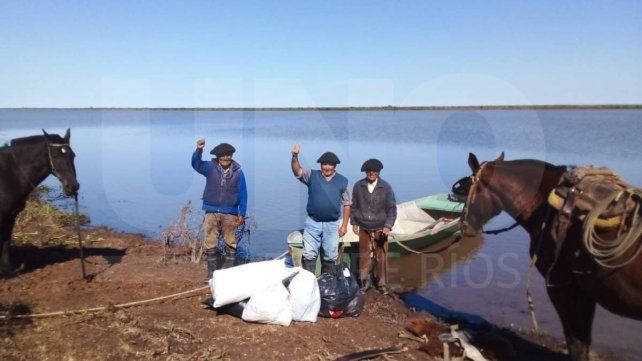 Diego Aubry, el maestro que recorrió 100 kilómetros en piragua en busca de alumnos para su escuela flotante