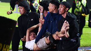 Un partido de fútbol de la liga de Indonesia tuvo un saldo fatal de al menos 125 muertes tras una invasión al campo de juego. Hay niños entre los muertos