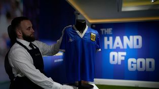 La AFA fue por la casaca de Maradona pero se la quedó el jeque dueño del PSG