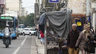 Las veredas tienen unos 2,50 metros de ancho y los puesto no deberían tener más de un metro entre la calle y la vereda para permitir la circulación peatonal.