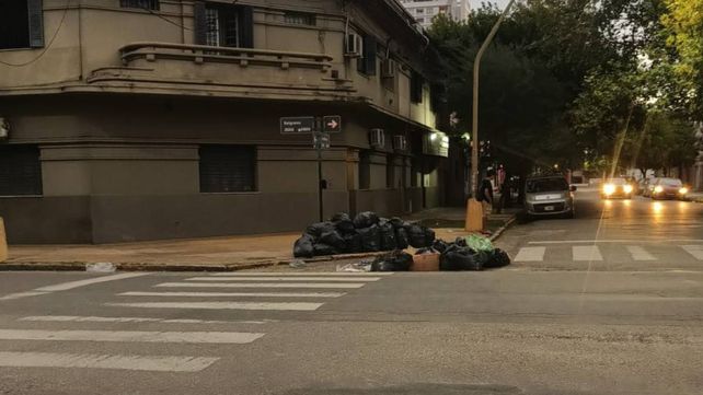 Basura acumulada en barrio Candioti