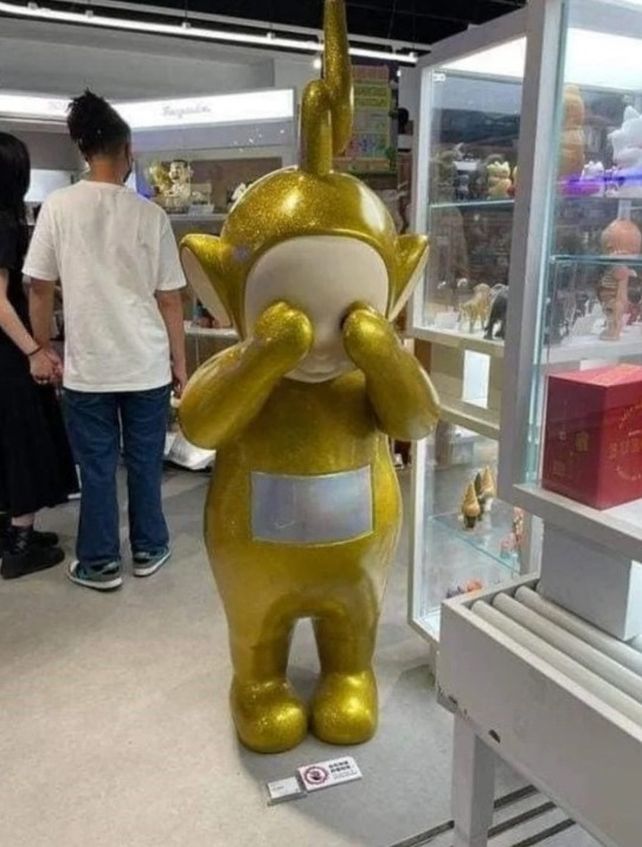 Su hijo de 5 años rompió un Teletubby gigante y tuvo que pagar una fortuna