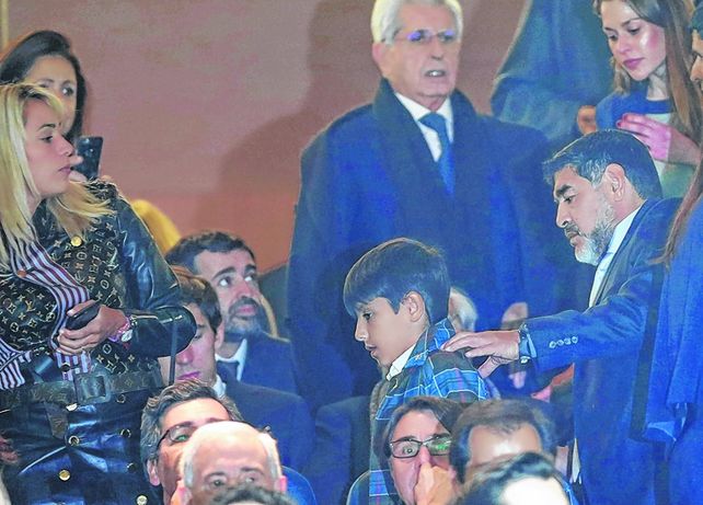Juntos. Rocío Oliva y Maradona se mostraron ayer en el estadio del Real Madrid