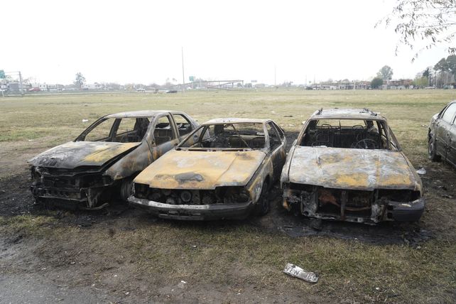 La víctima del ataque también sufrió el incendio de tres autos que había frente a su taller en la misma cuadra de su casa baleada.