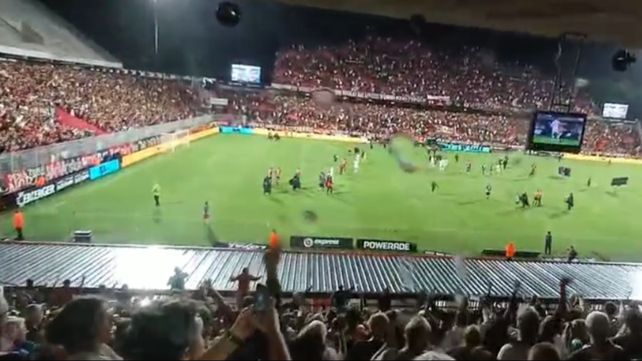 El final del partido y con triunfo de Newels ante Boca se desató la locura rojinegra.