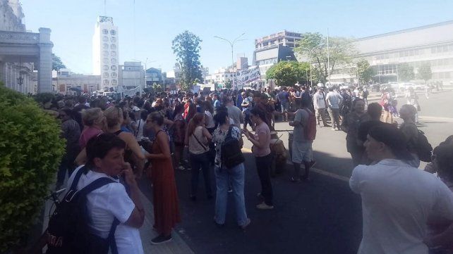 Un grupo de docentes se manifestó frente a Casa de Gobierno en la segunda jornada de paro.