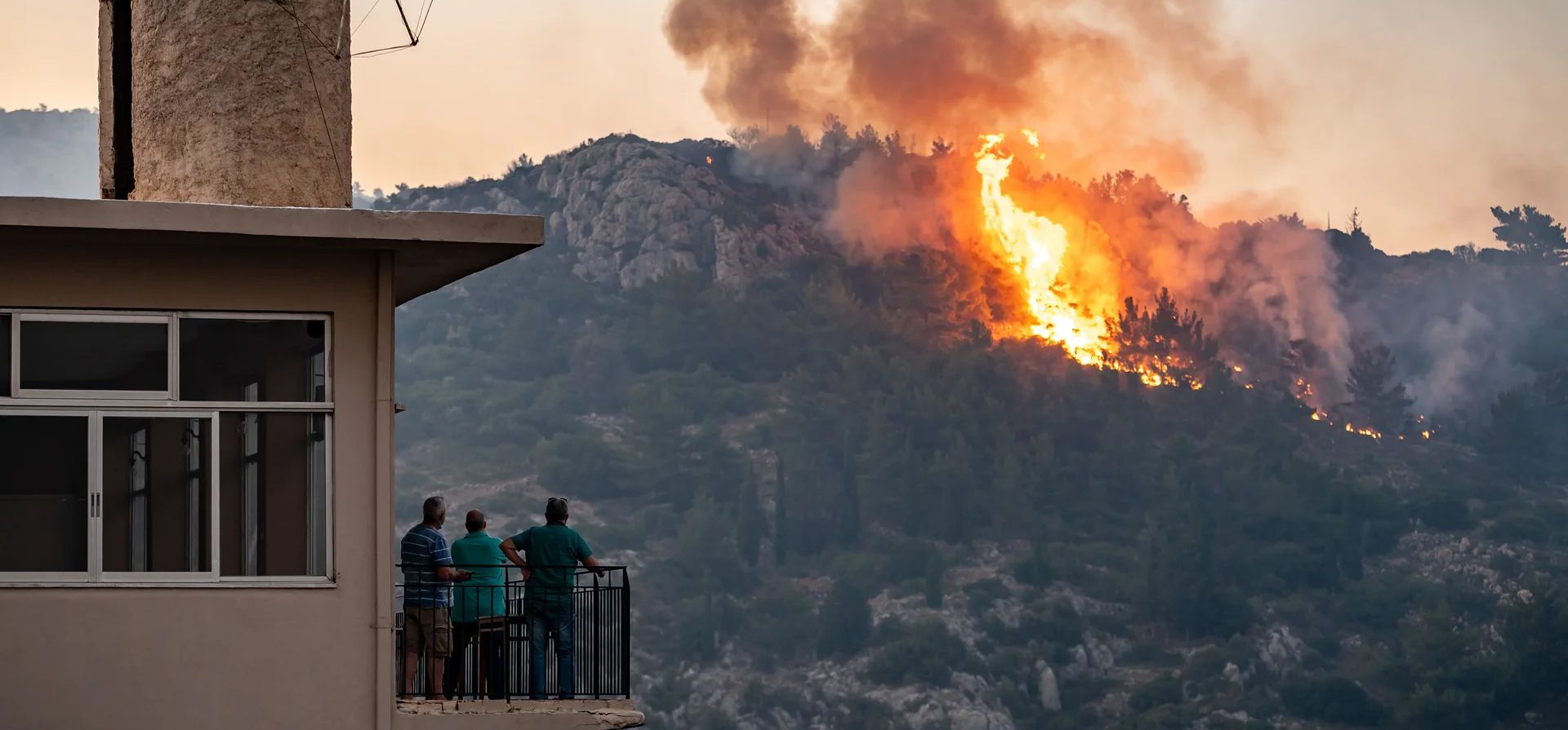 Residentes observan cómo un incendio quema tierras forestales en la isla de Quíos. El ministro de Crisis Climática y Protección Civil, Yannis Kefalogiannis, visitó Quíos en medio de cinco incendios forestales separados, Isla de Quíos, Grecia. Fotografía: Kostas Kourgias/EPA Residentes observan cómo un incendio quema tierras forestales en la isla de Quíos. El ministro de Crisis Climática y Protección Civil, Yannis Kefalogiannis, visitó Quíos en medio de cinco incendios forestales separados, Isla de Quíos, Grecia. Fotografía: Kostas Kourgias/EPA