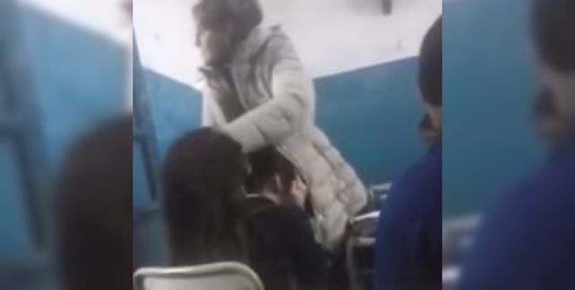Una docente humilló en clase a una alumna con malformaciones físicas
