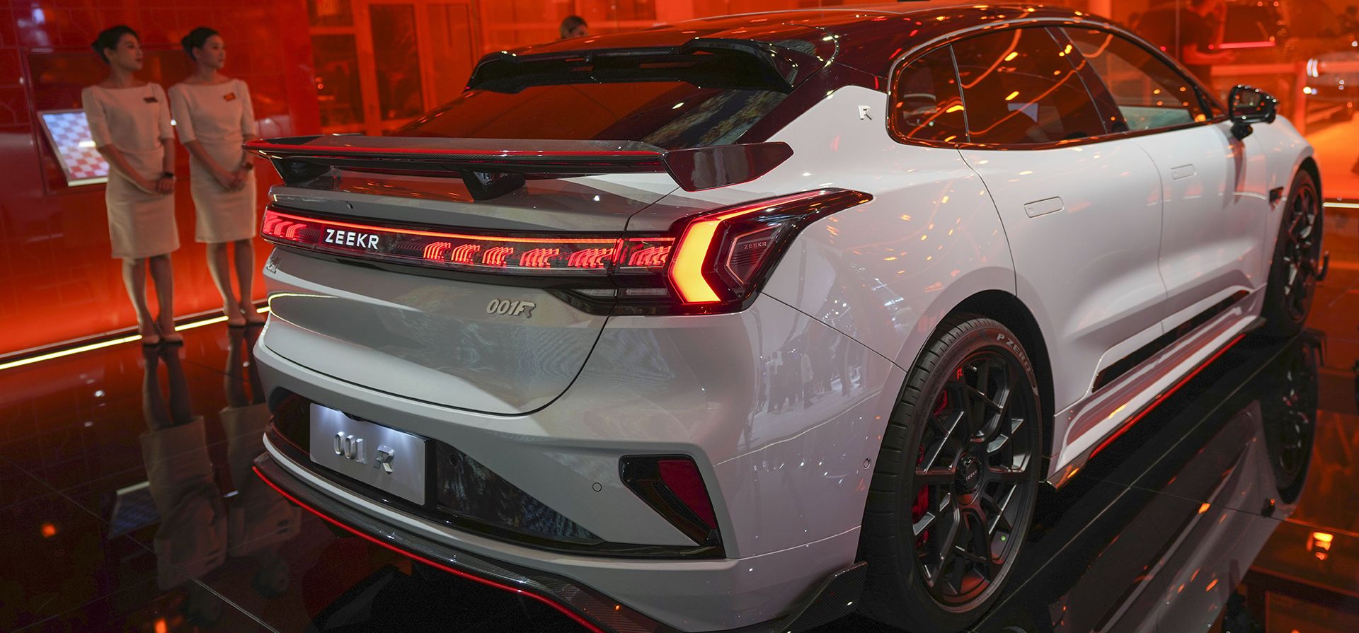 Promotoras del staff de la marca, enseñan un automóvil Zeekr 001FR durante la inauguración del Salón del Automóvil de China en Beijing, China, el jueves 25 de abril de 2024. (Foto AP/Tatan Syuflana Promotoras del staff de la marca, enseñan un automóvil Zeekr 001FR durante la inauguración del Salón del Automóvil de China en Beijing, China, el jueves 25 de abril de 2024. (Foto AP/Tatan Syuflana