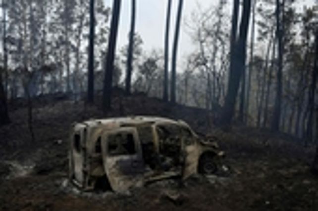 españa. El fuego mató a los dos ocupantes de este auto en Chandebrito.
