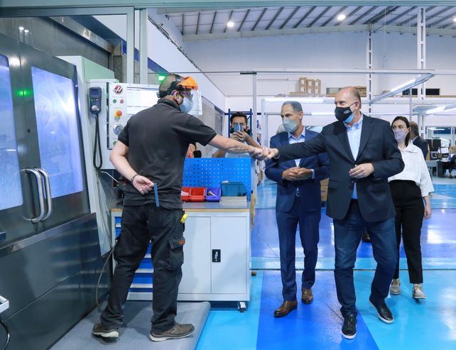 El gobernador Perotti recorriendo las instalaciones de la empresa de biotecnología Terragene