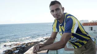 Marco Ruben posa para la producción de Ovación, a orillas del mar, en Punta del Este, donde eligió radicarse.