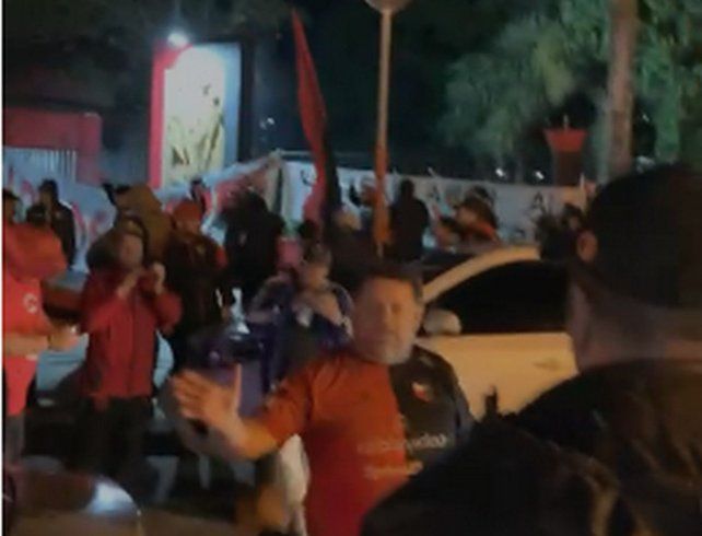 Tensión en Colón: nueva y masiva movilización de hinchas ante la crisis deportiva Tensión en Colón: nueva y masiva movilización de hinchas ante la crisis deportiva
