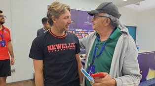 El encuentro tras el elogio. Gabriel Heinze junto al periodista chileno y fanático de la Lepra.&nbsp;
