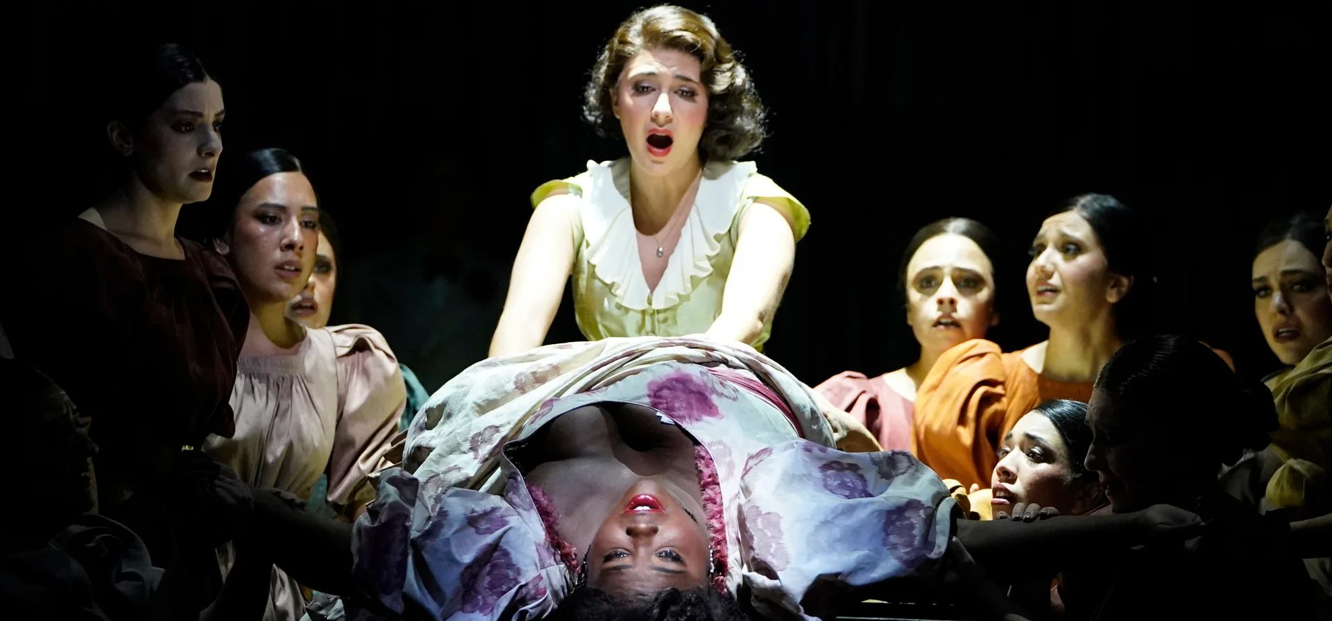 Una escena de Ainadamar del compositor argentino Osvaldo Golijov durante un ensayo general en el Metropolitan Opera de Nueva York. La ópera dramatiza la vida y la muerte del poeta español Federico García Lorca y su título, una palabra árabe que significa Una escena de Ainadamar del compositor argentino Osvaldo Golijov durante un ensayo general en el Metropolitan Opera de Nueva York. La ópera dramatiza la vida y la muerte del poeta español Federico García Lorca y su título, una palabra árabe que significa