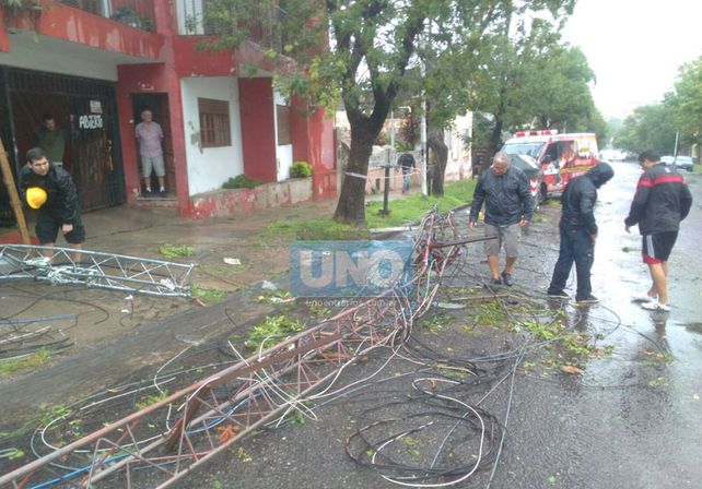 Terrible temporal de lluvia y viento generó graves destrozos en Paraná