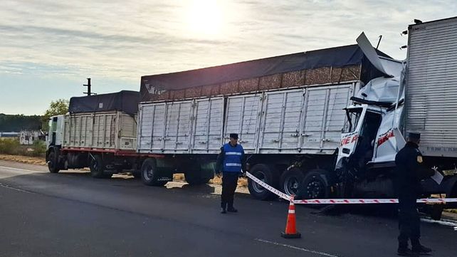 Dos camiones con acoplado colisionaron de forma frontal en el kilómetro 120 de la Autovía Artigas