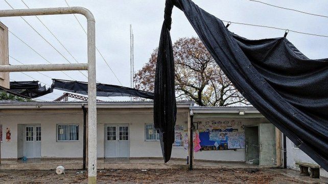 La escuela ubicada frente a la Terminal de ómnibus sufrió graves daños tras el temporal.