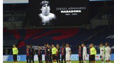 Los jugadores del PSG y el Bordeaux le rindieron homenaje a Diego Maradona antes de empezar el partido. Los jugadores del PSG y el Bordeaux le rindieron homenaje a Diego Maradona antes de empezar el partido.