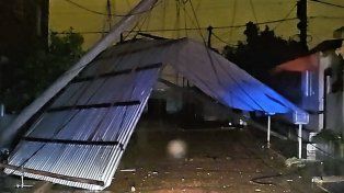 Se registraron voladuras de techos en varios sectores de la ciudad tras el fuerte temporal.