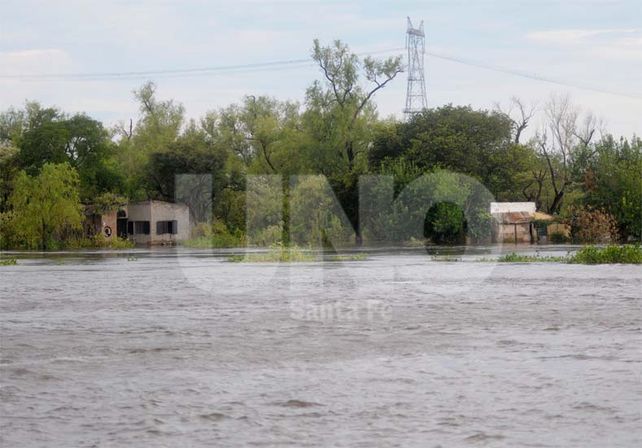 Complicaciones. La lluvia de ayer sumó inconvenientes para quienes ya abandonaron su hogar a raíz de la crecida del río Paraná y también para quienes realizan tareas de colaboración en ese sector / Foto: Manuel Testi - Uno Santa Fe