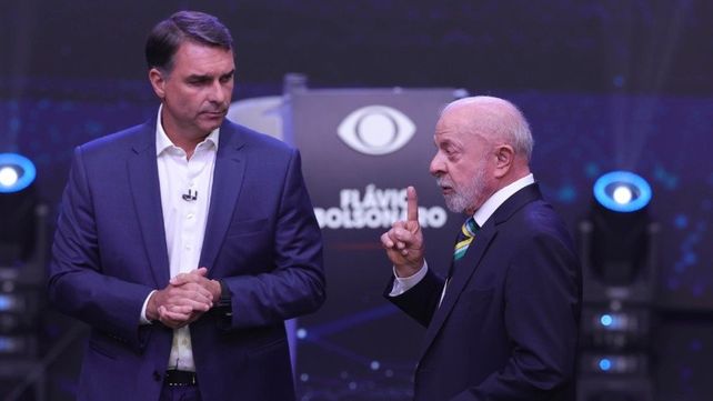 Tenso debate. Uno de los momentos en el que los candidatos quedaron cara a cara (EFE).