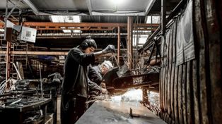 La caída de la producción industrial y del empleo registrado es una de las características del actual modelo económico.
