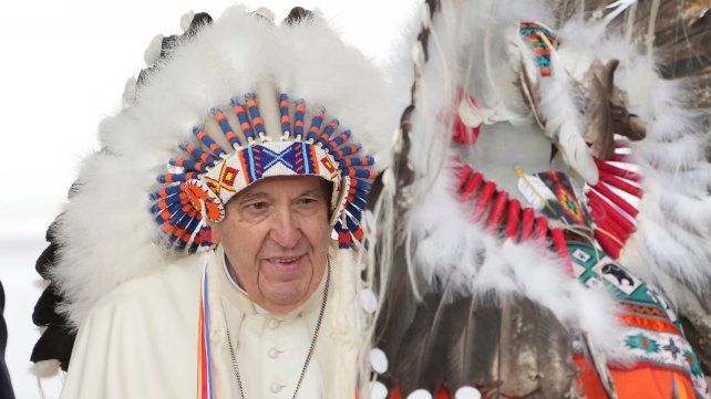 El Papa se mostró con un tocado indígena y generó apoyos pero también duras críticas