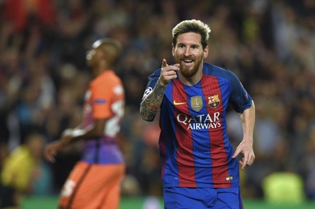 Lionel Messi festeja uno de los tres goles que le convirtió al Manchester City por la tercera fecha de la Champions League. (NA)
