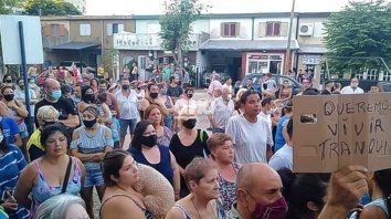 Vecinos de barrio El Pozo. Cansados de inseguridad, reclaman de forma urgente medidas de control a las autoridades. No descartan volver a manifestarse y cortar la ruta. Vecinos de barrio El Pozo. Cansados de inseguridad, reclaman de forma urgente medidas de control a las autoridades. No descartan volver a manifestarse y cortar la ruta.