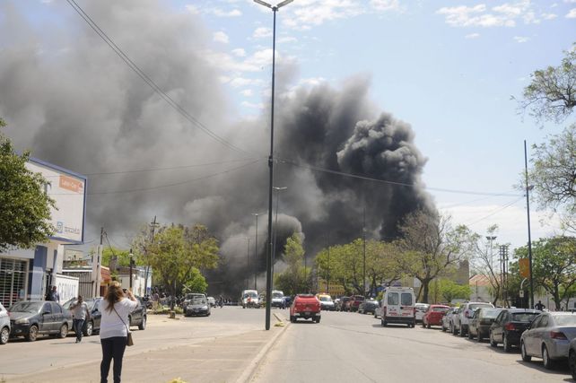 Tres horas de tensión por un gran incendio en barrio Fomento 9 de Julio