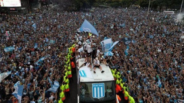 Una multitud en los festejos de Racing campeón de la Copa Sudamericana.