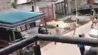 Hartos de la inseguridad, vecinos atraparon e hicieron correr desnudos por la calle a tres ladrones