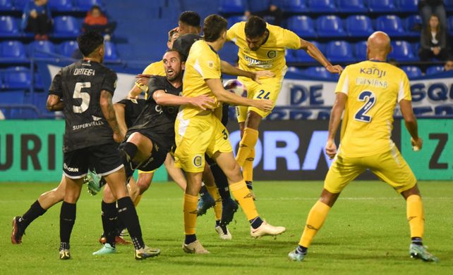 Octavio Bianchi intenta cabecear, en el cierre del partido. Ingresó en el complemento, justamente por Candia.