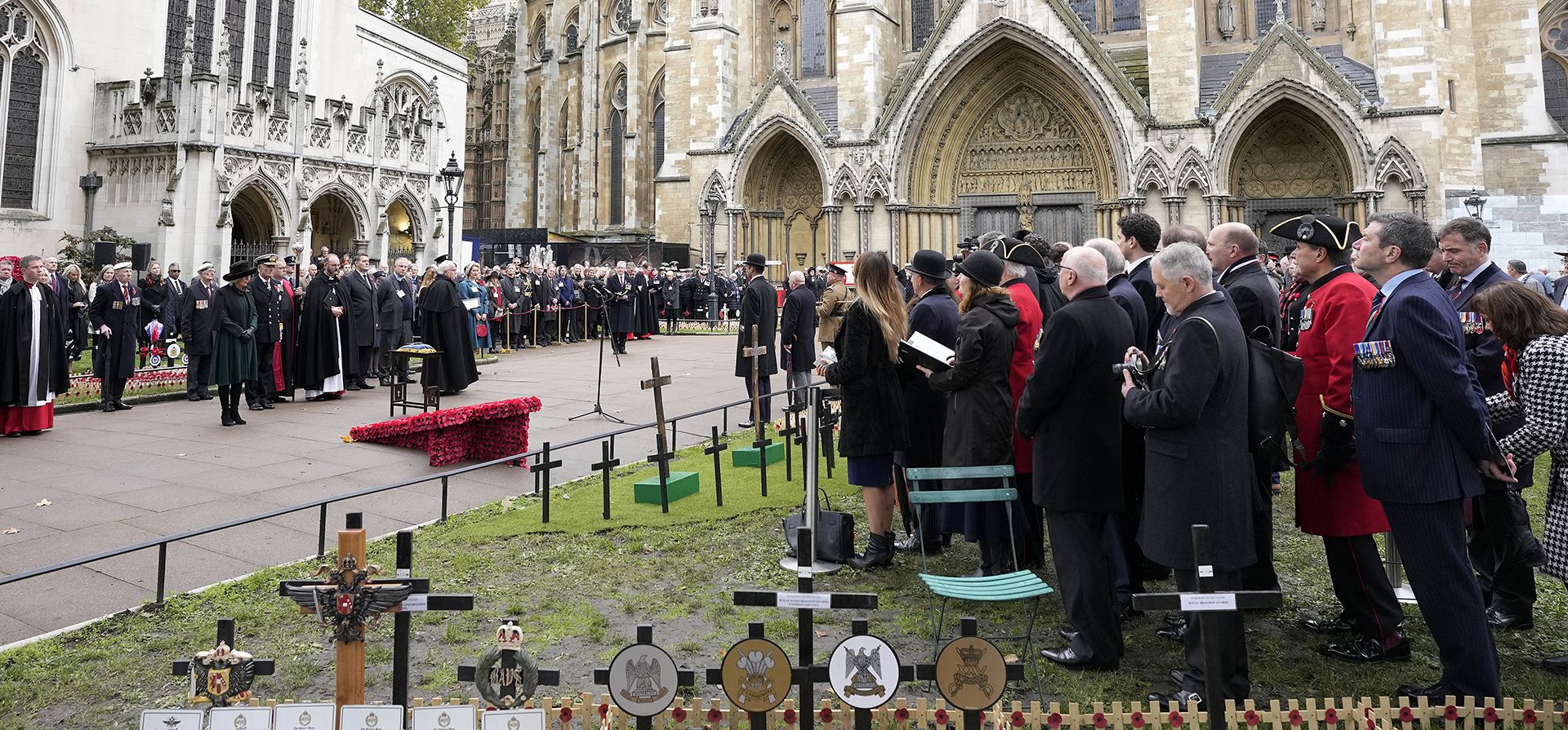 La reina Camilla de Gran Bretaña se reúne con veteranos y miembros de las fuerzas armadas mientras asiste al 95º aniversario del servicio Field of Remembrance en la Abadía de Westminster en Londres, el jueves 9 de noviembre de 2023. (Foto AP/Alastair Grant) La reina Camilla de Gran Bretaña se reúne con veteranos y miembros de las fuerzas armadas mientras asiste al 95º aniversario del servicio Field of Remembrance en la Abadía de Westminster en Londres, el jueves 9 de noviembre de 2023. (Foto AP/Alastair Grant)