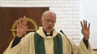El carismático sacerdote, este viernes, en la iglesia de Gorriti al 600.