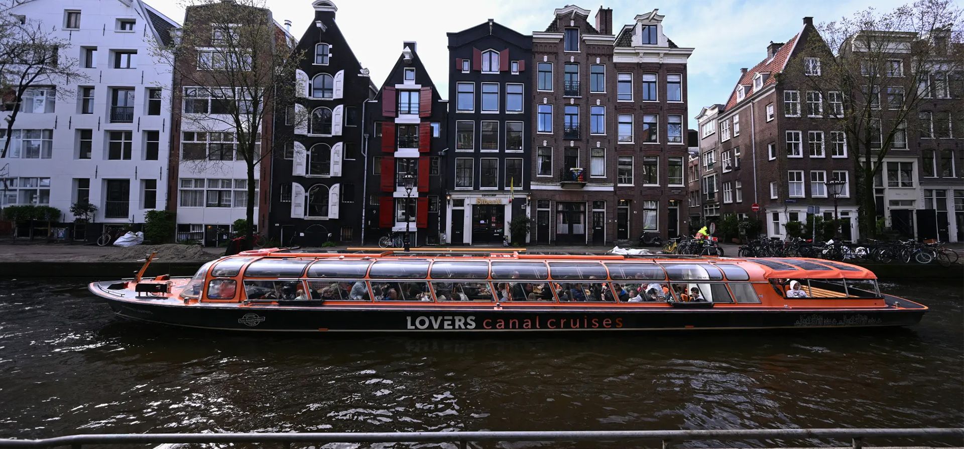 Un barco turístico navega por un canal en Ámsterdam, Países Bajos. Fotografía: John Thys/AFP/Getty Images Un barco turístico navega por un canal en Ámsterdam, Países Bajos. Fotografía: John Thys/AFP/Getty Images