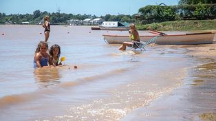 Con el río en su nivel más alto de un año y medio