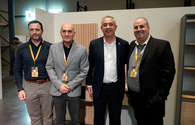 El intendente Pablo Javkin estuvo en la feria junto a los directivos de Voss2000 y Dielfe.