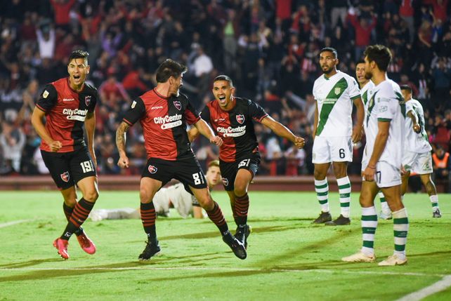 Velázquez le sacó oro a un centro de Sordo en el tramo de cierre frente a Banfield. El paraguayo volvió a imponerse en las disputas aéreas.&nbsp;