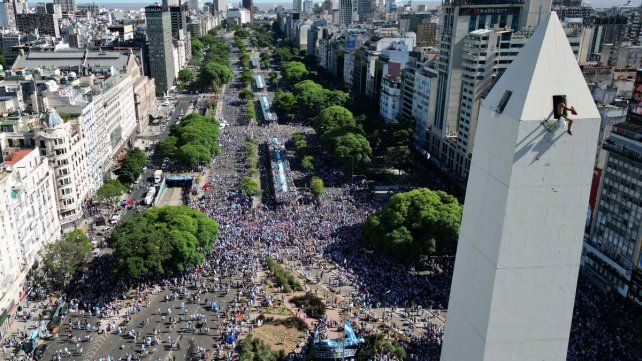 La Selección Argentina festeja el título ante una multitud