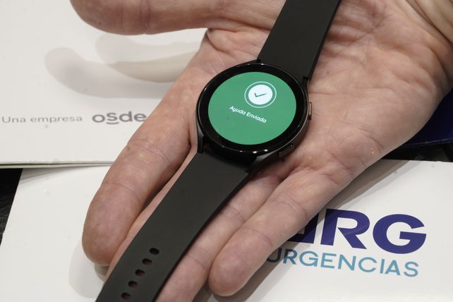 El smartwatch es marca Samsung, es sumergible y permite hacer un seguimiento del abonado.