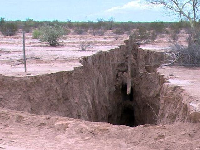 Una enorme grieta de un kilómetro apareció en Hermosillo, México