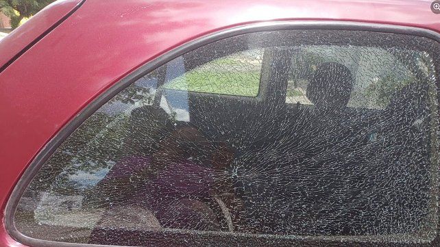 Vecina enojada con el municipio de Cerrito porque un municipal que desmalezaba con&nbsp; motoguadaña le rompió un vidrio del auto.&nbsp;