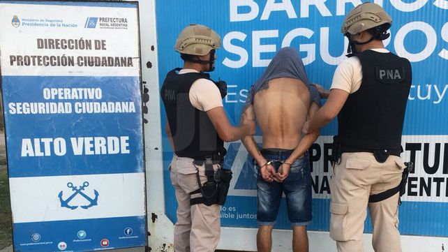 Arrestaron a un sujeto con un arma de guerra cargada en Alto Verde